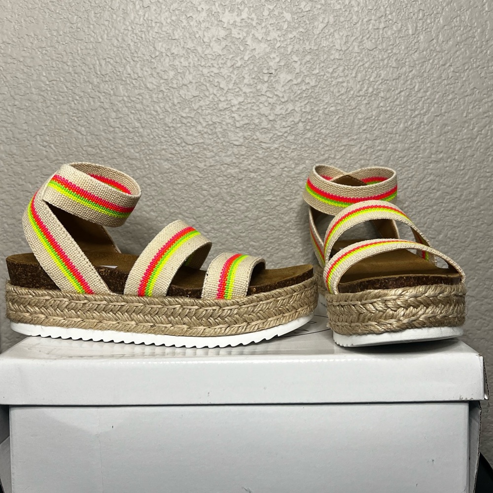 Steve Madden Kimmie bright multi color
Heel: 2"
Platform: 1.5"